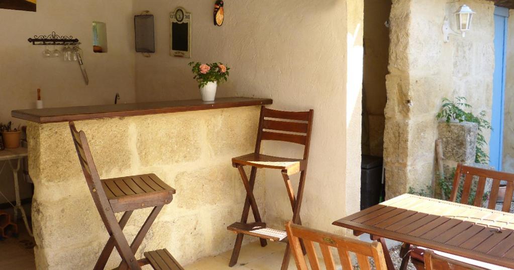 Mas Des Bougainvillees Sernhac Exteriör bild